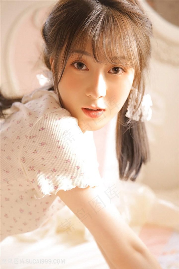 自己抬起臀部并张开